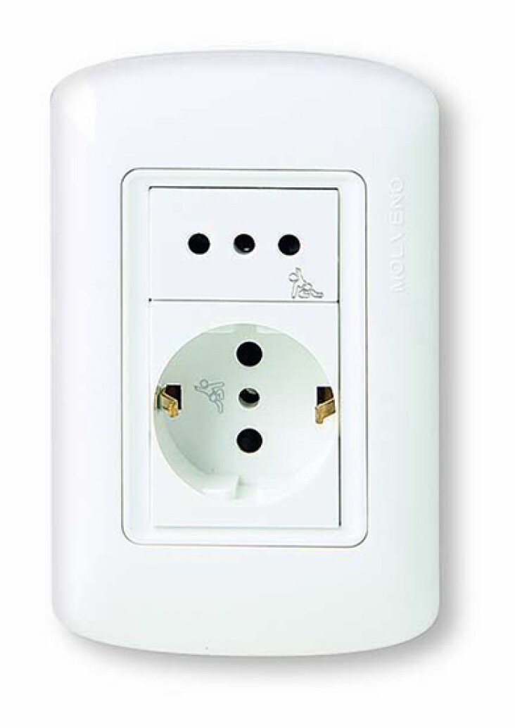 Toma Schuko con toma 3 en línea con plaqueta flow pack – Atenea Molveno